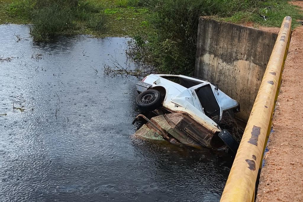 Corpo de Bombeiros localiza corpos de duas vítimas de afogamento após queda de carro de ponte